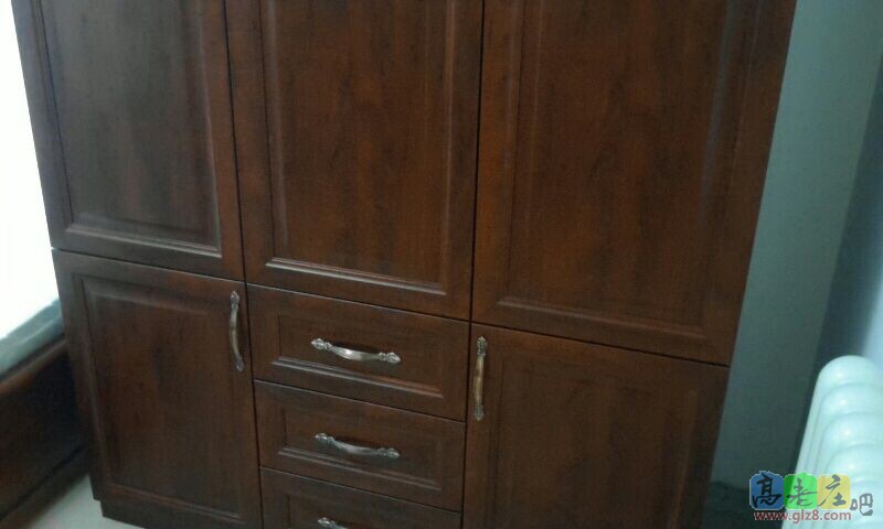 这张图没照全，也是顶天立地的一个衣柜，放在小卧里的，包覆膜门板，怎样？有点古色古香的意思吧？