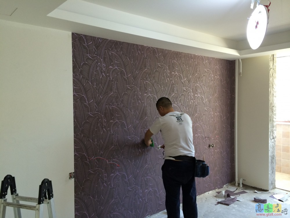 主卧背景墙施工中
