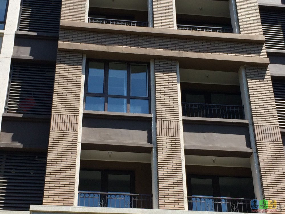 从楼下看阳台窗户