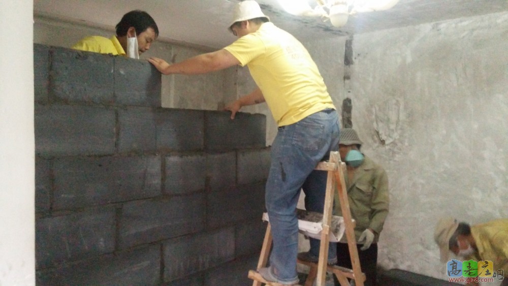 这是在拆墙……