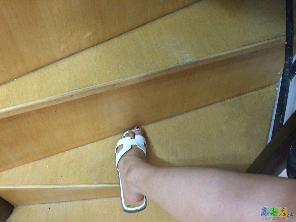 楼梯真多很窄，图中一双35到36的脚