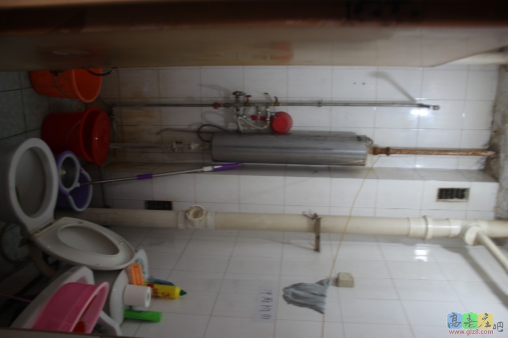 厕所很旧，水很小