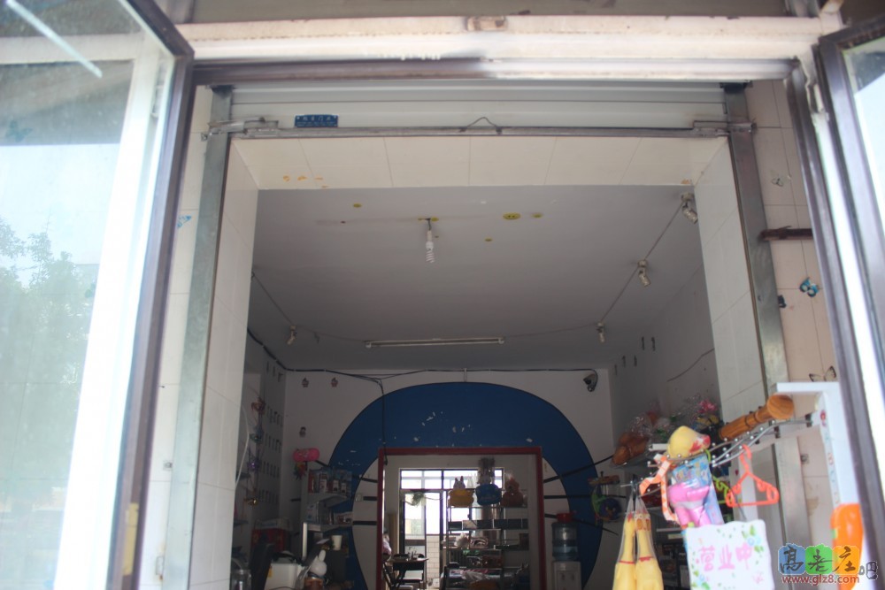 门口的过道卷帘门