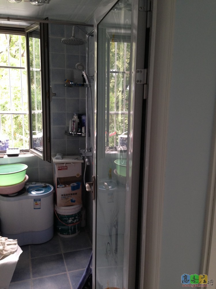 这个就是单做的铝合金门，目前感觉还可以，就是墙面没弄平，安装门的时候一侧门框有些多出来。