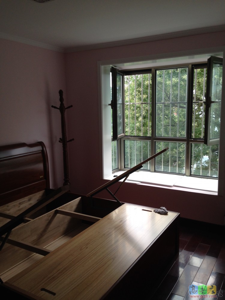 首先是主卧，从门口看过去，床板有两块有些小瑕疵，拿去换了