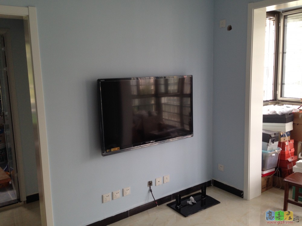 客厅宽度有限，为了能节省距离用上尽可能大些的电视，只好电视上墙了