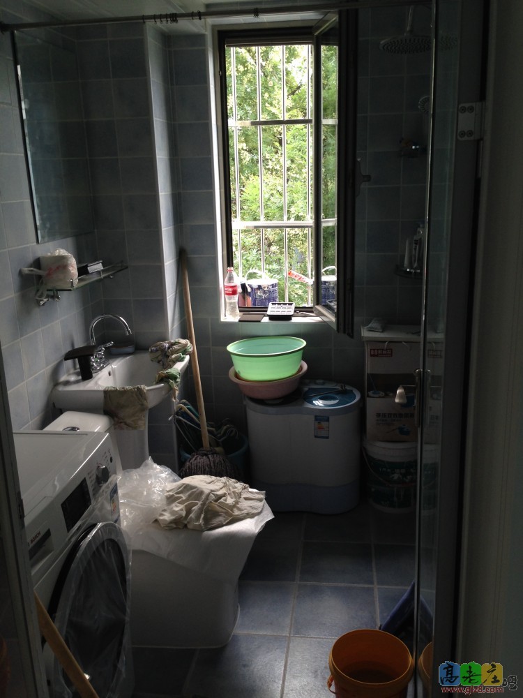 厕所全照，目前东西有些多且杂乱....