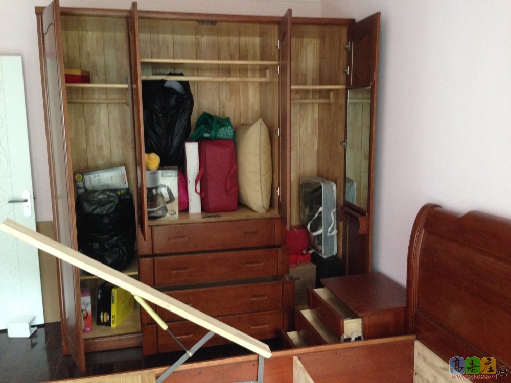 从飘窗看对面的墙，衣柜打开是为了再放放味道，其实没有什么味道