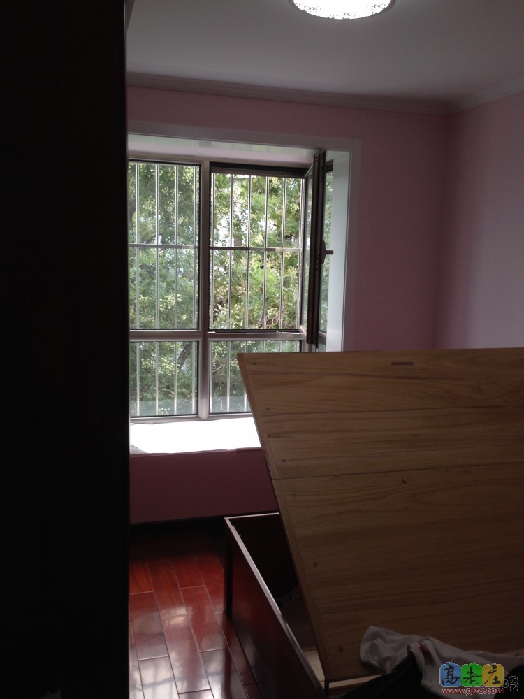 这是小卧室门口看屋子里面，1.5*2的床和一个四门衣柜，基本空间就没有多少了，床尾的床头柜被床板挡住了