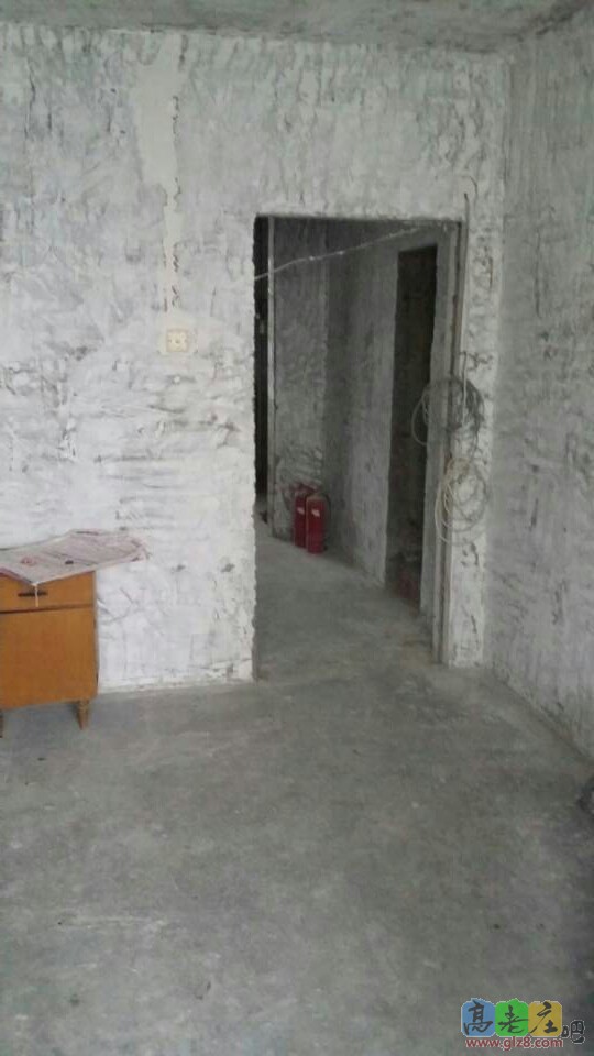 这是餐厅通往卧室和客厅的门