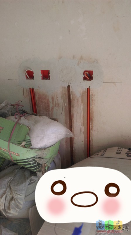 左边两根管是电视线和网线两根管