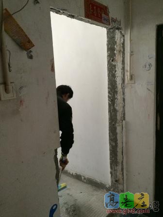 装门师傅在打扫收尾
