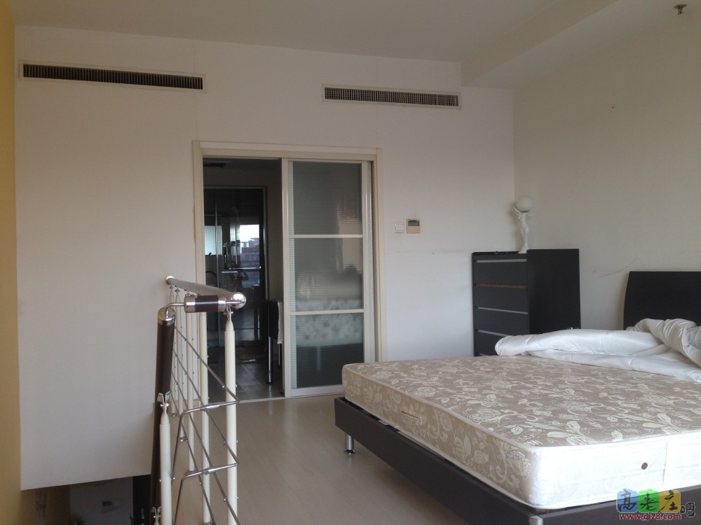 2楼的床，里面还有一个储物间和卫生间