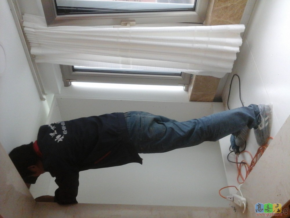 杨师傅安装地台连接柜