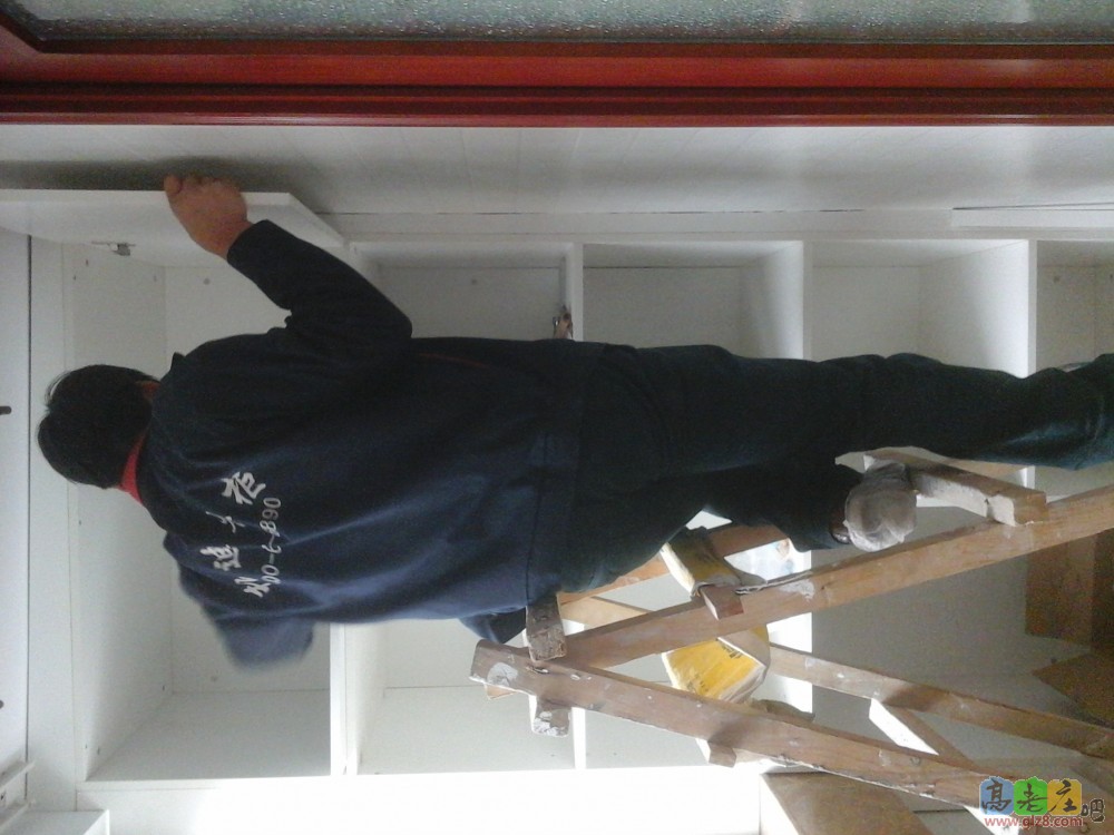 尹师傅在安装阳台柜