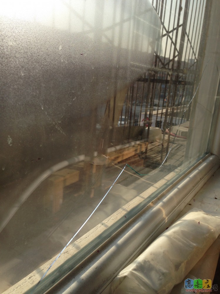 港典 窗户裂了1.JPG