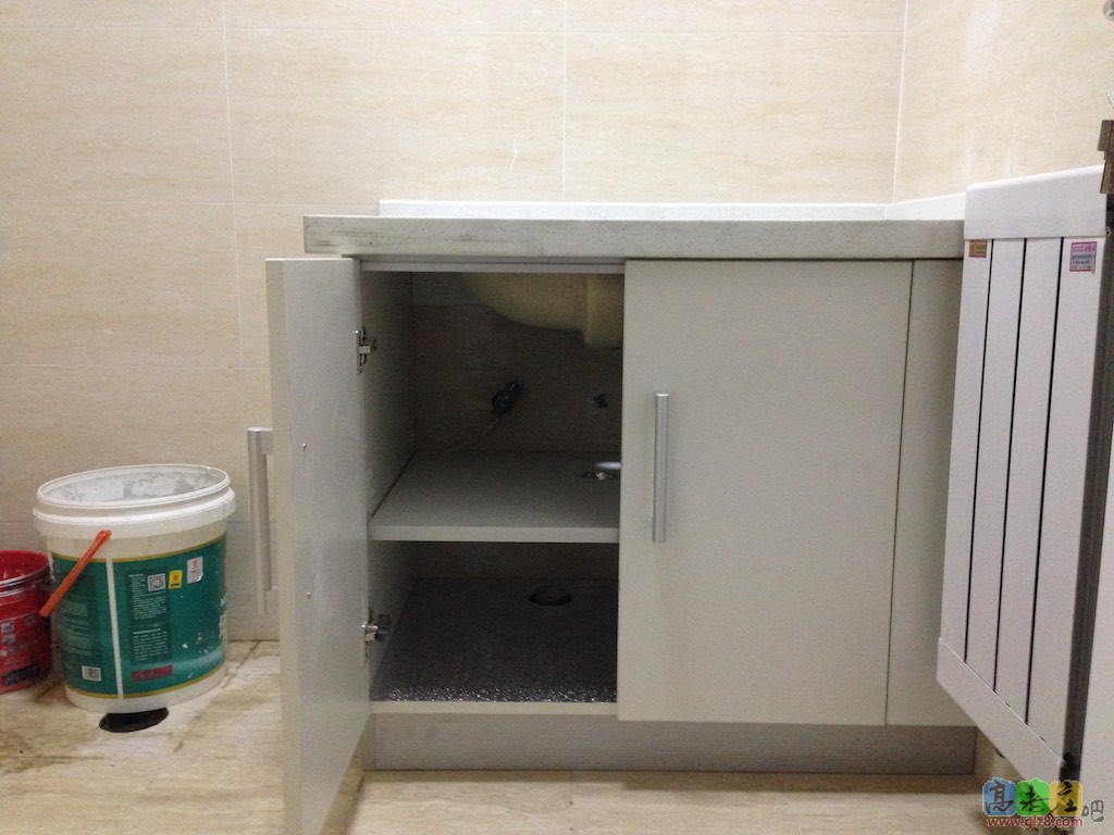 客卫浴室柜里面