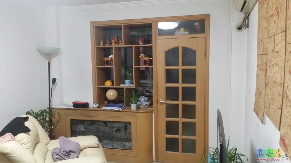 客厅和阳台之间的博古架