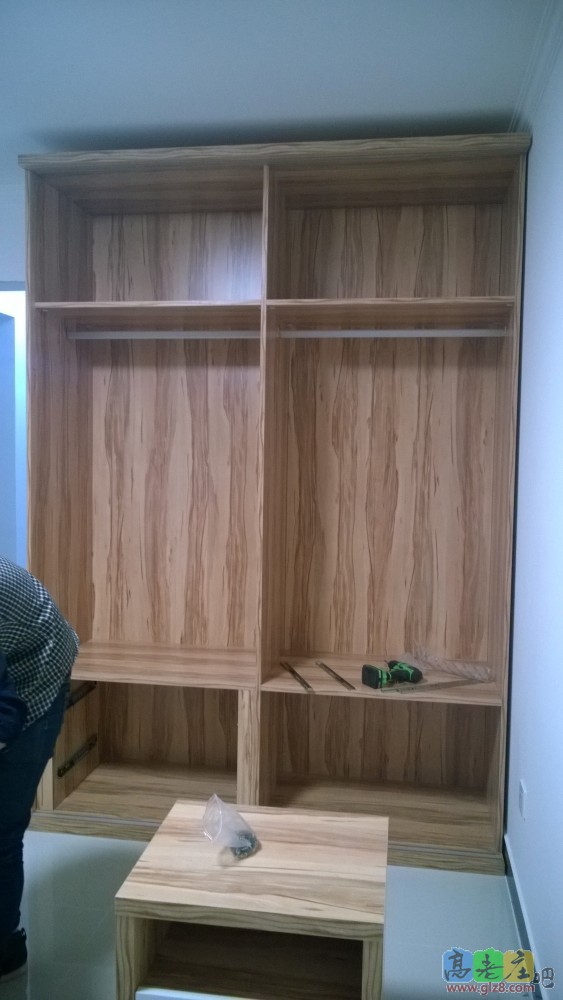 衣柜内部，简单明了