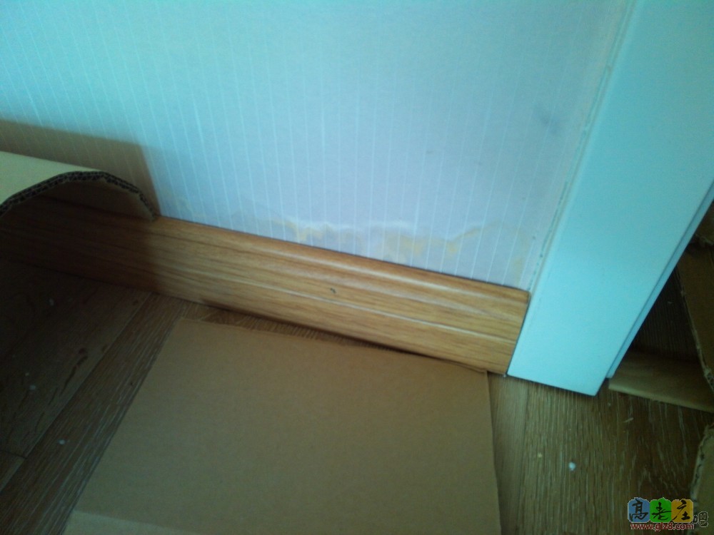 卫生间北墙外，卧室