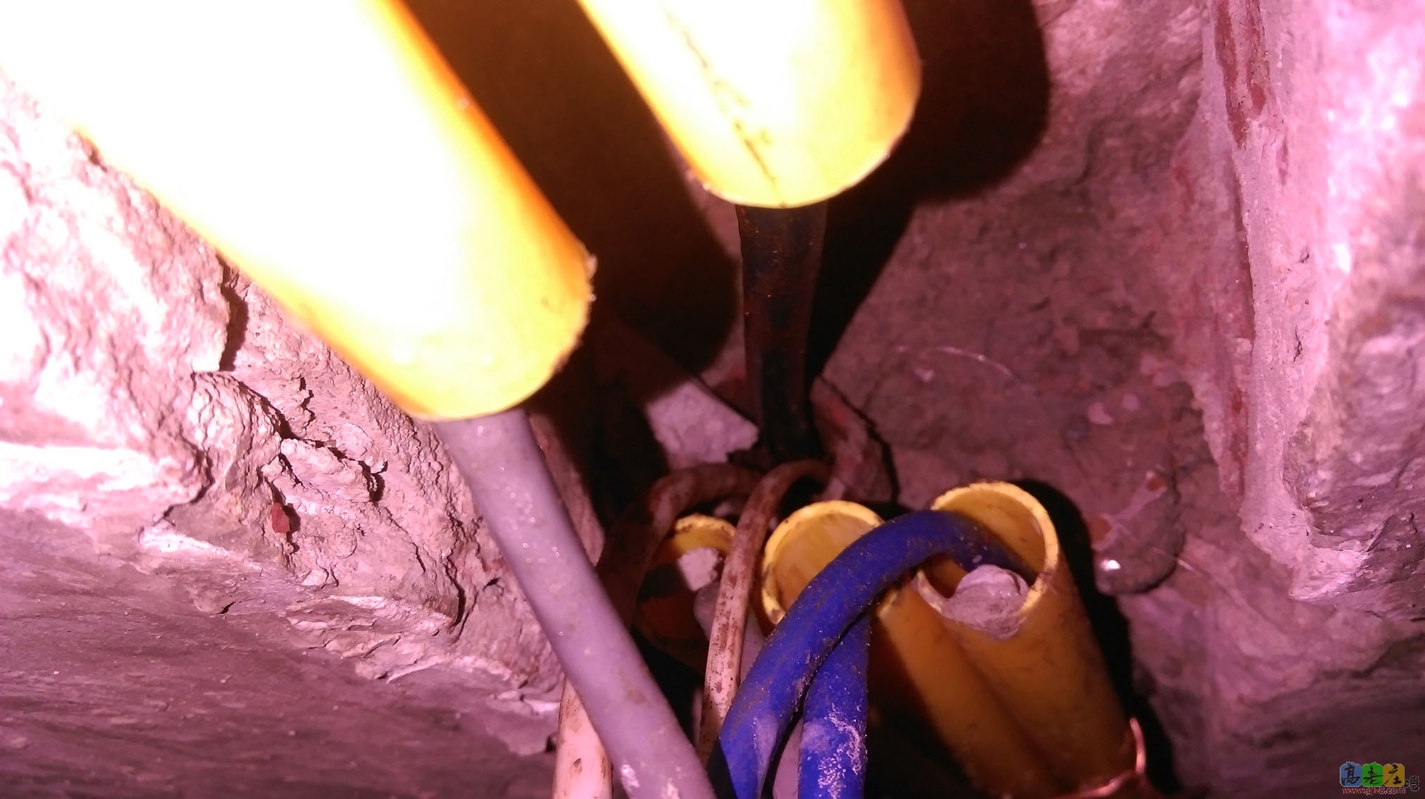 说里面那根铁管是原来是主管线，看不懂@@