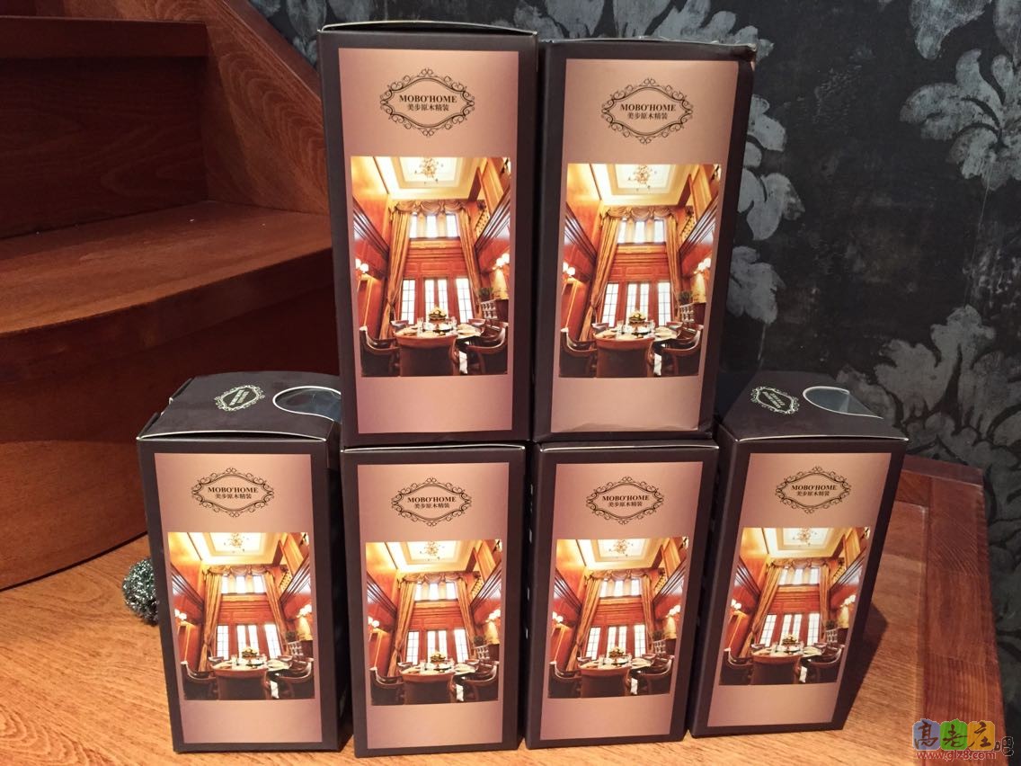 采用先进提炼技术，从木材中淬取的百分百天然木油及树木天然芬多精调配而成的楼梯等家具专用亮光护理精油，是专为楼梯等家具易受潮，发霉变形面研制的高分粒子保护精油。