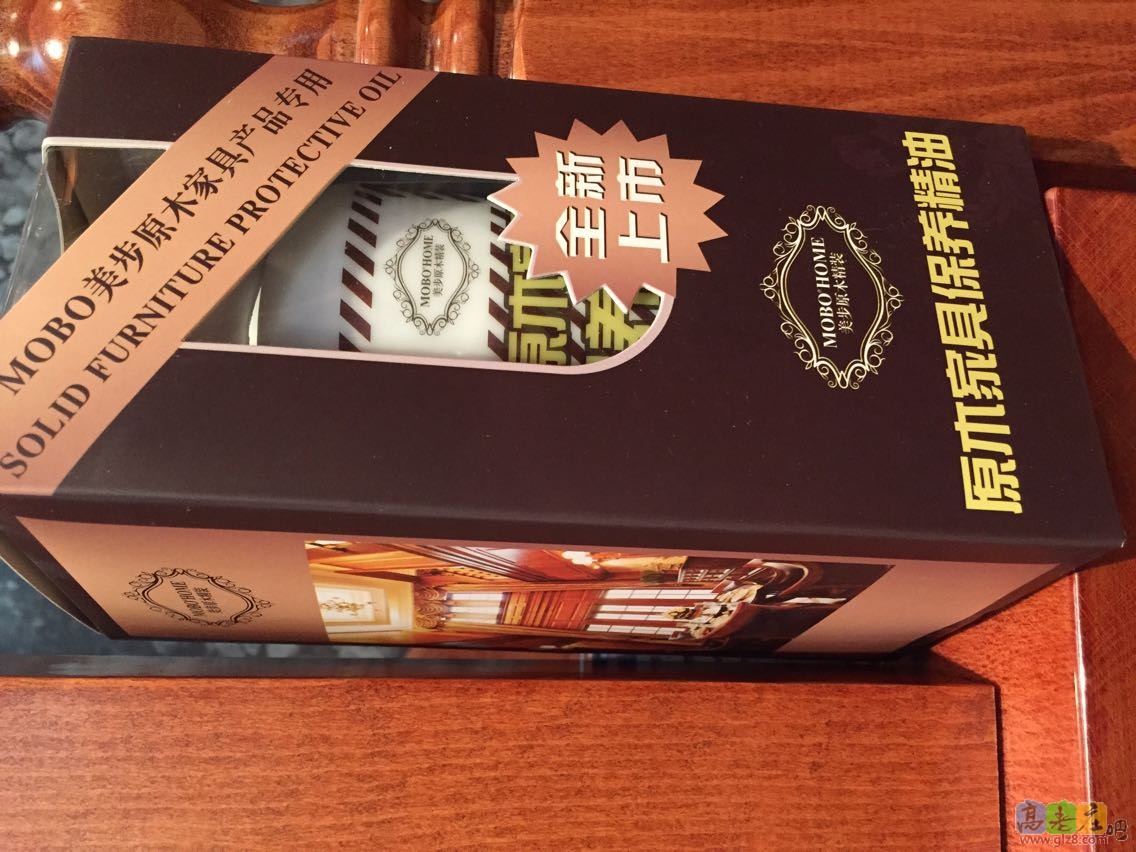 采用先进提炼技术，从木材中淬取的百分百天然木油及树木天然芬多精调配而成的楼梯等家具专用亮光护理精油，是专为楼梯等家具易受潮，发霉变形面研制的高分粒子保护精油。