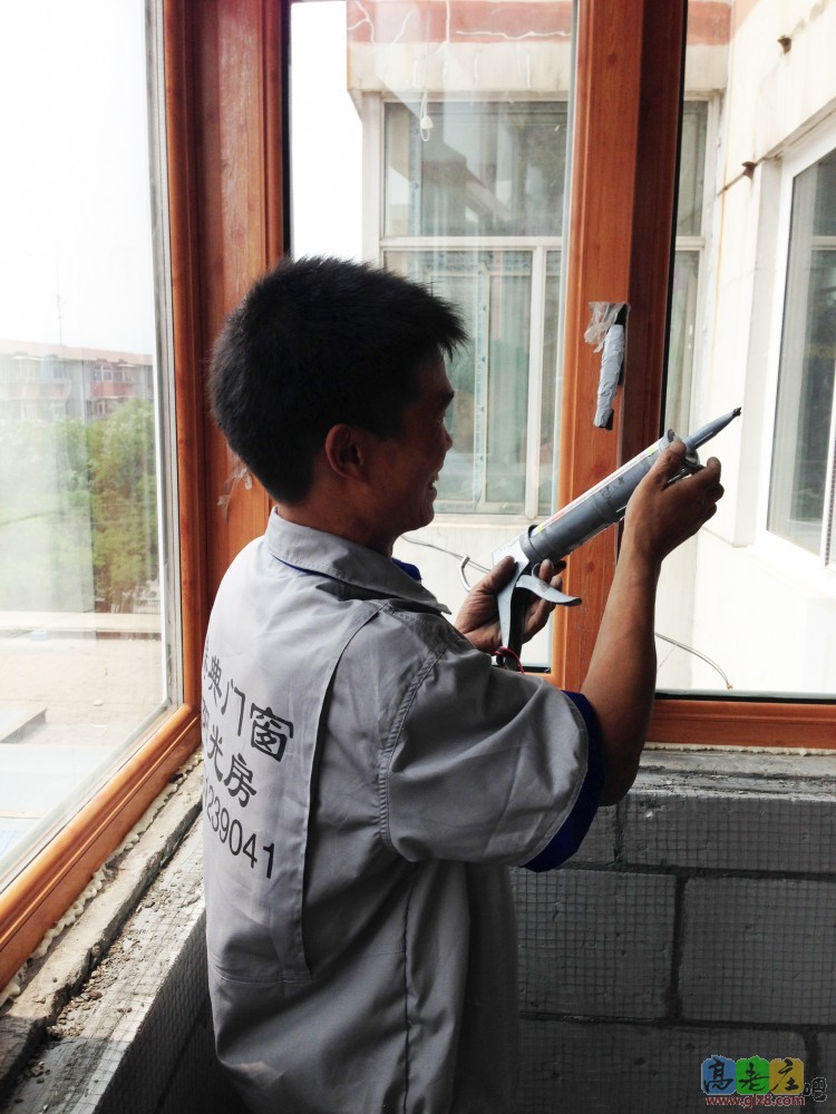 小刘同学在打玻璃胶