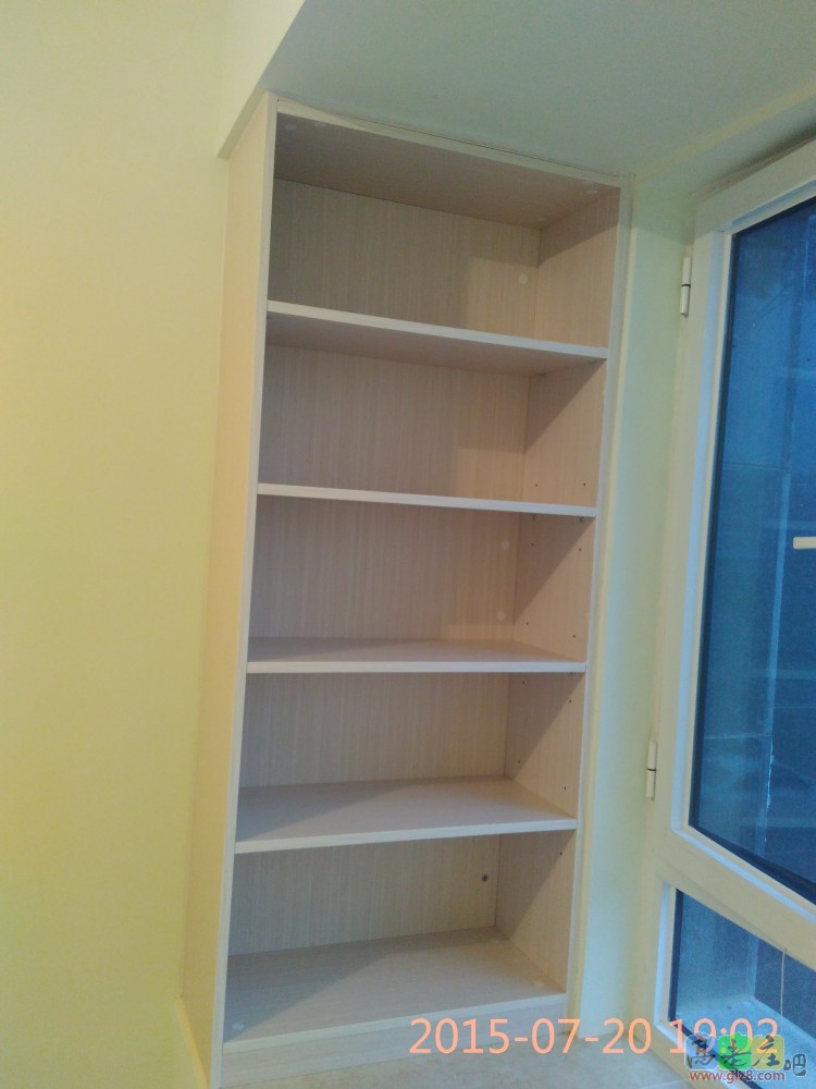 邻居家的飘窗书柜，看完后感觉不错，已经与书桌一起补下单了，待安装中。。。，安装后再来与大家分享！