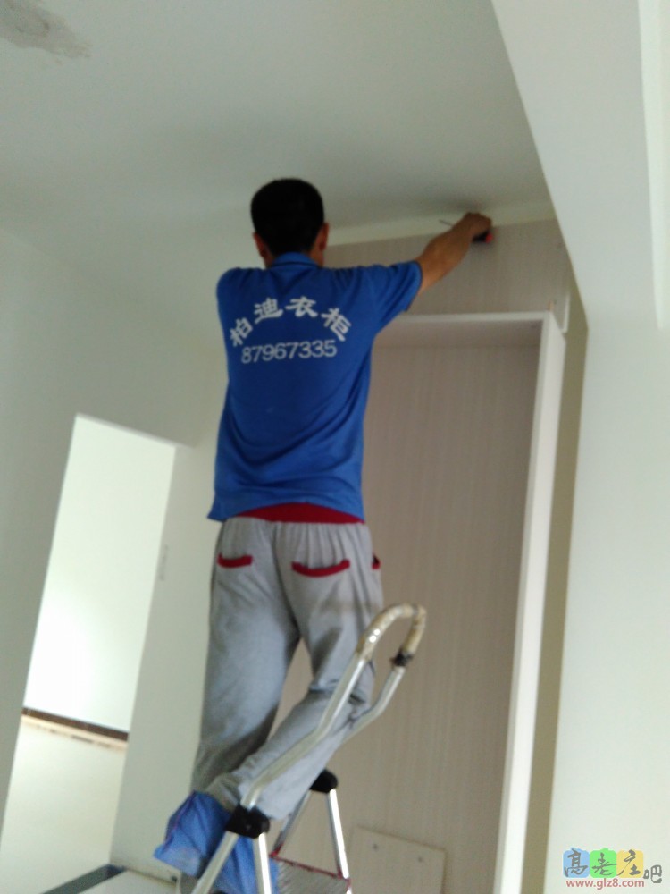 由于墙不平，给师傅安装造成很大难度，师傅在努力的想办法让其达到最美状态