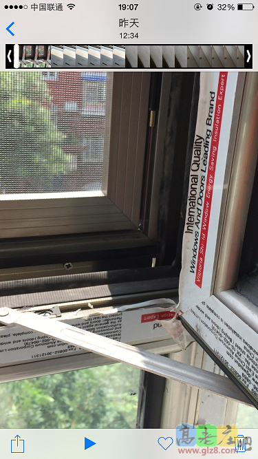 现在这种材料短缺的地方都用黑胶糊上了