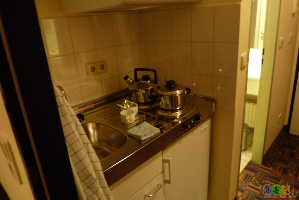 迷你厨房的侧影 包括水槽 电磁炉 水壶 和汤锅