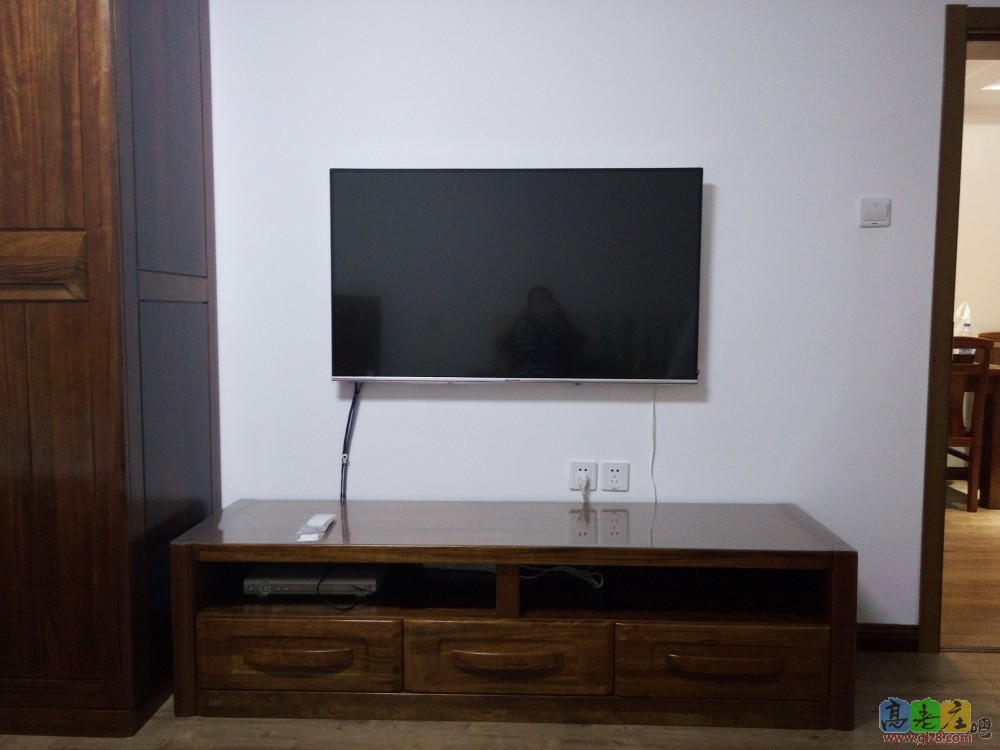 电视柜，空间小，把电视挂墙上了