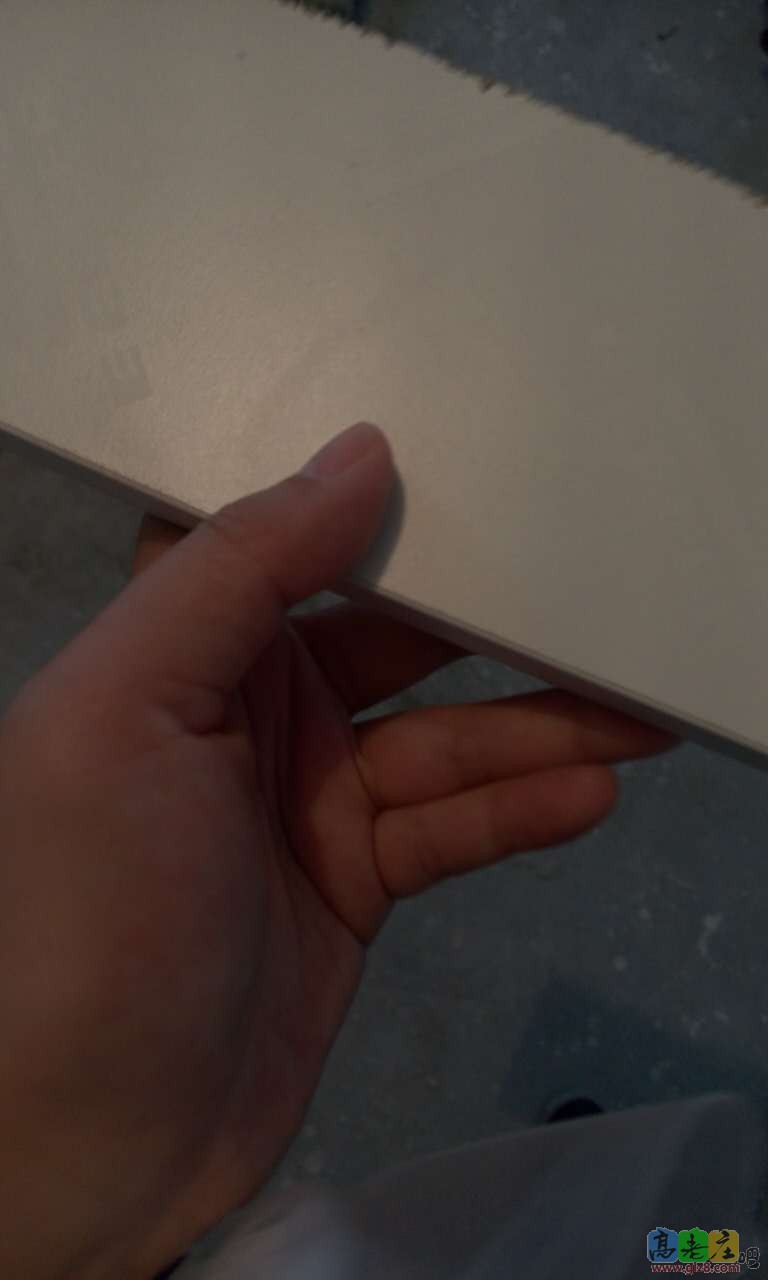 切割下来的一块板子，上面有爱格的水印
