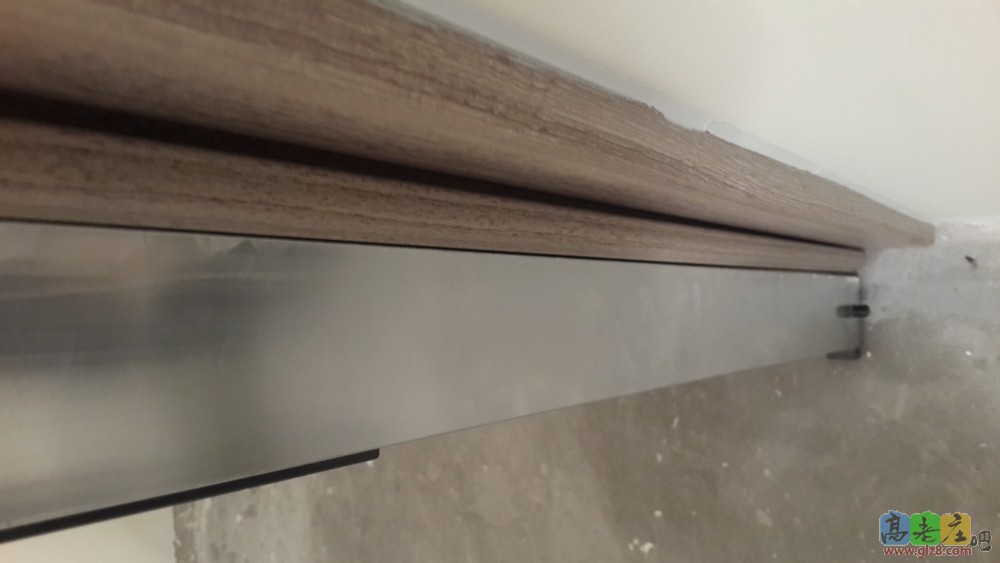 靠尺对齐下半截门