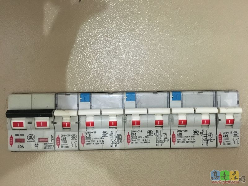 我家的电箱，上面的标签因为时间久了都掉了