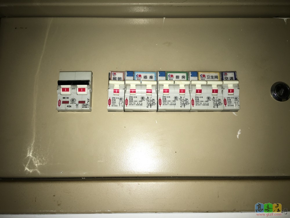 爸妈家的电箱，布局都一样的