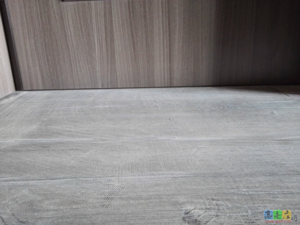 门缝几乎可以忽略不计