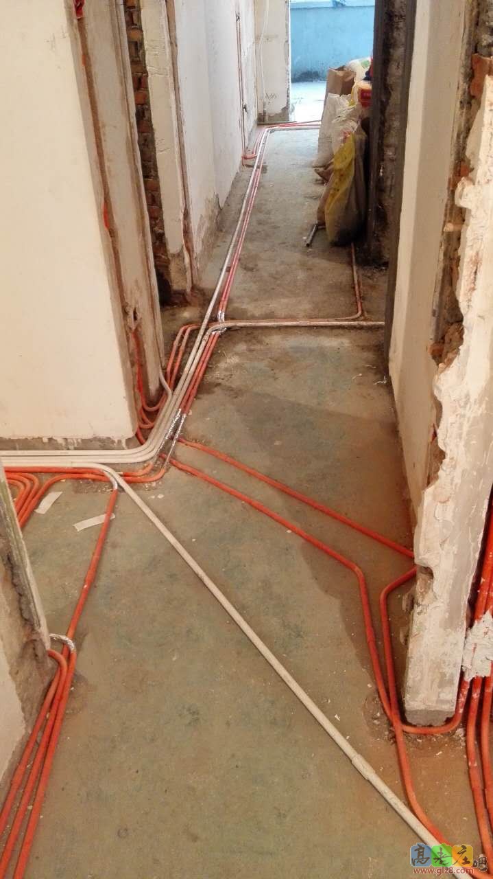 交汇处用锡纸包裹，但强弱电并排走是不是有点近