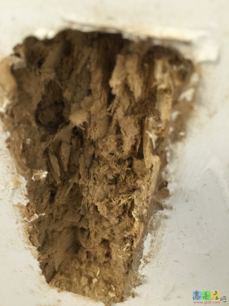 推拉门凿开，除了门四周是木头里面填充的全是这种纸盒似的东西