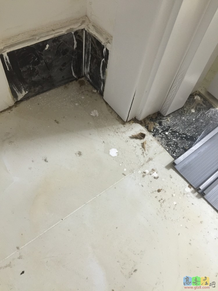 12月20日刚装，12月24由于下水道返水泡了，就裂成这个样子