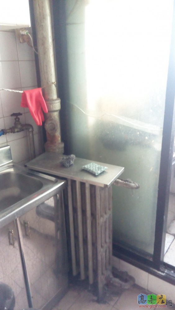 厨房这个暖气碍事儿，能挪到别处不？