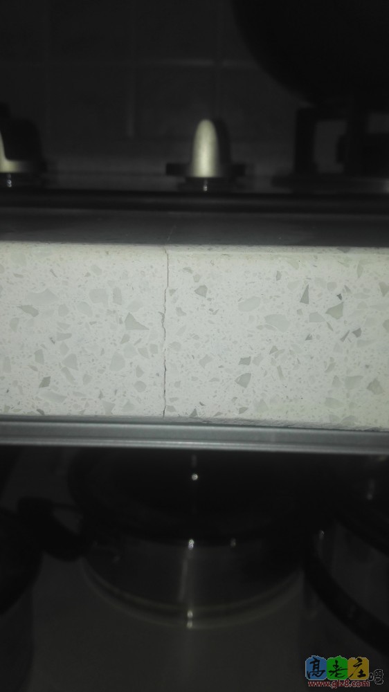台面侧面断裂处