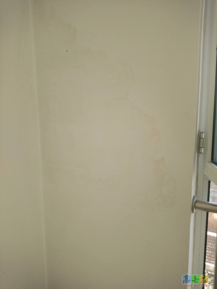 客厅窗边空鼓墙面.jpg