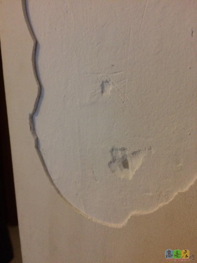 一层厚厚的墙面，不知道是不是腻子，下面的挖到底也就不到一公分