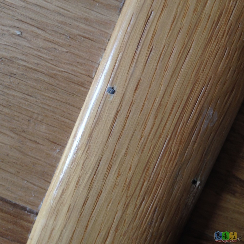 过门条用钉子钉的