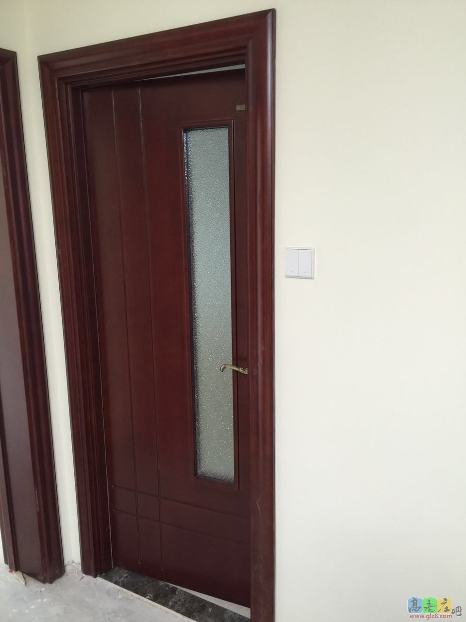 安装后的卫生间门