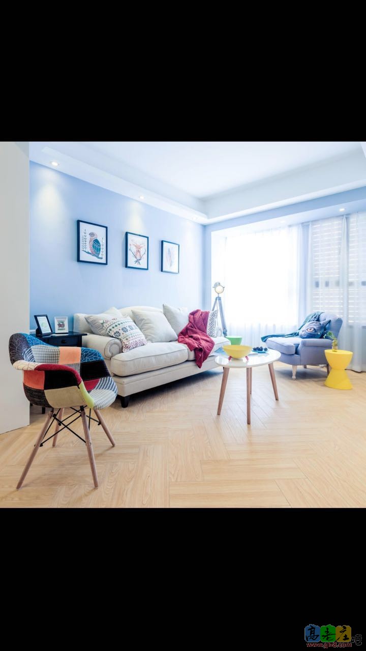 布艺沙发，后面挂画