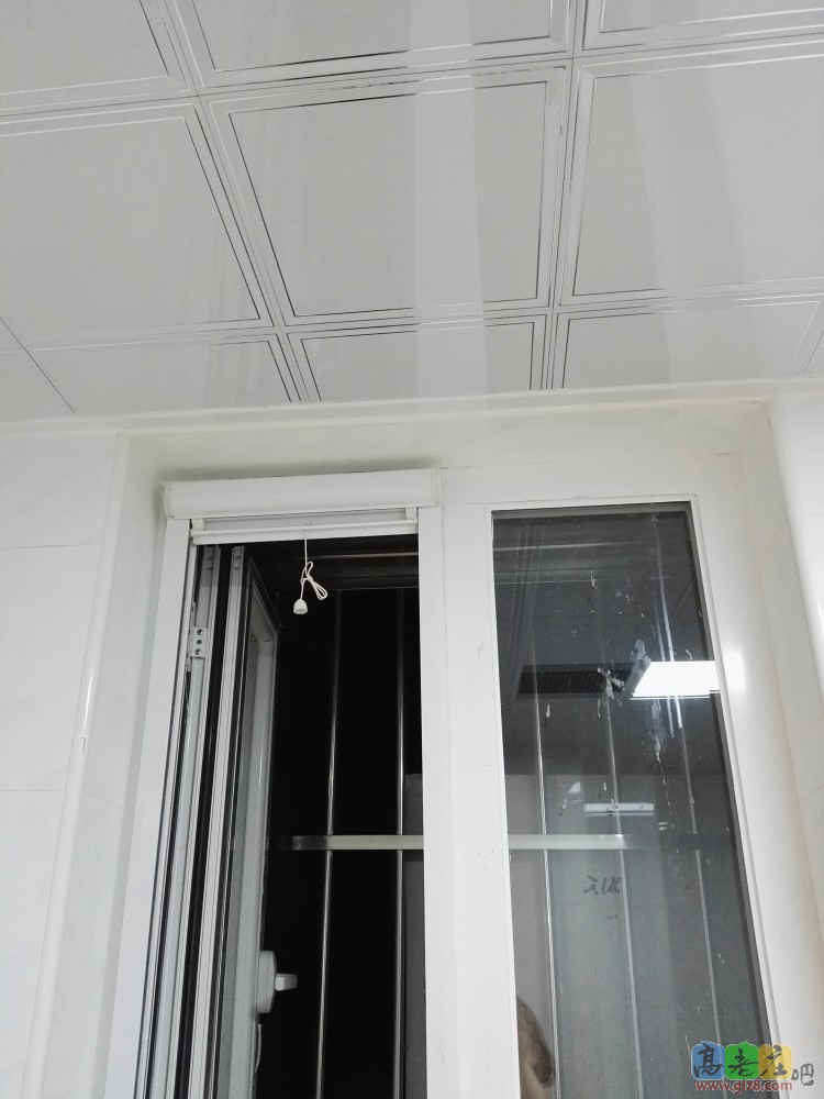 窗户和吊顶齐平了哦
