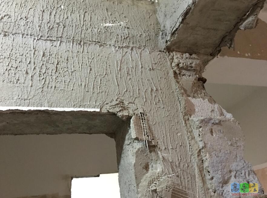 厨房拐角处柱子与上方梁的位置